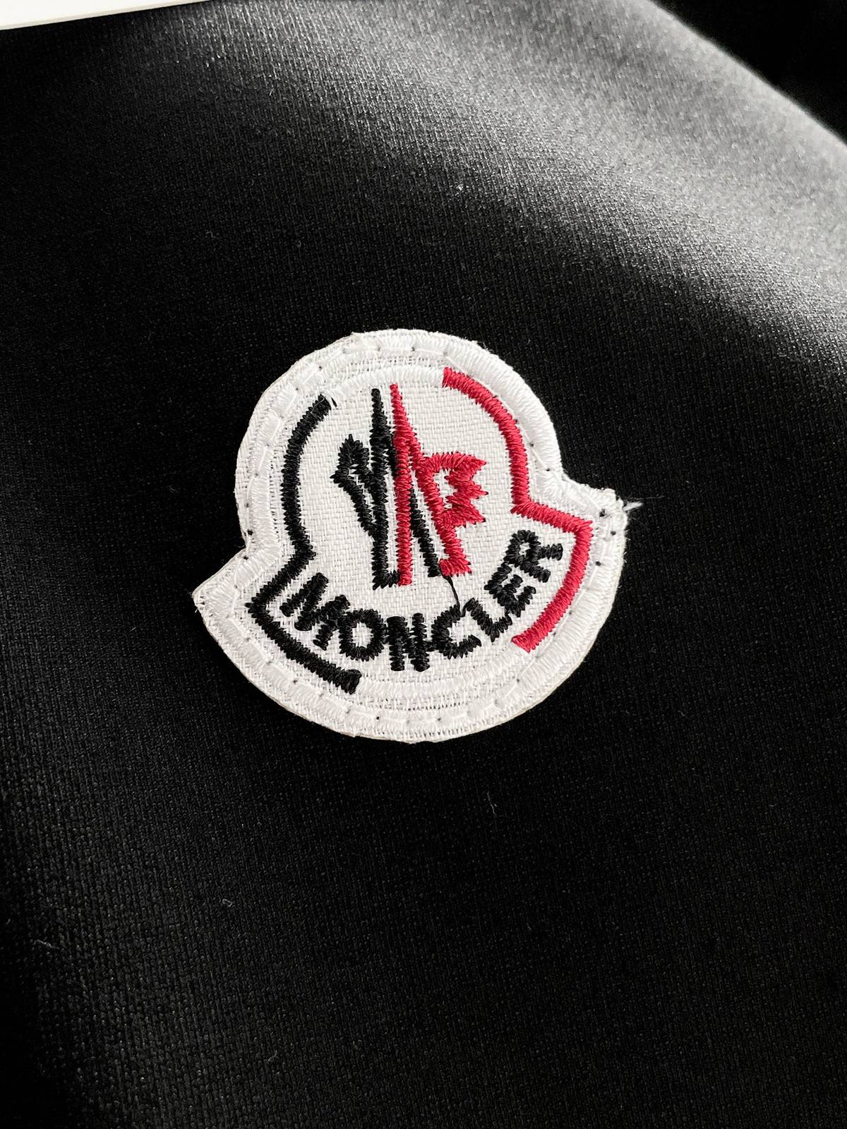 MONCLER モンクレール メンズ セットアップ ジップパーカー ロゴワッペン サイドライン ブラック - 画像 3