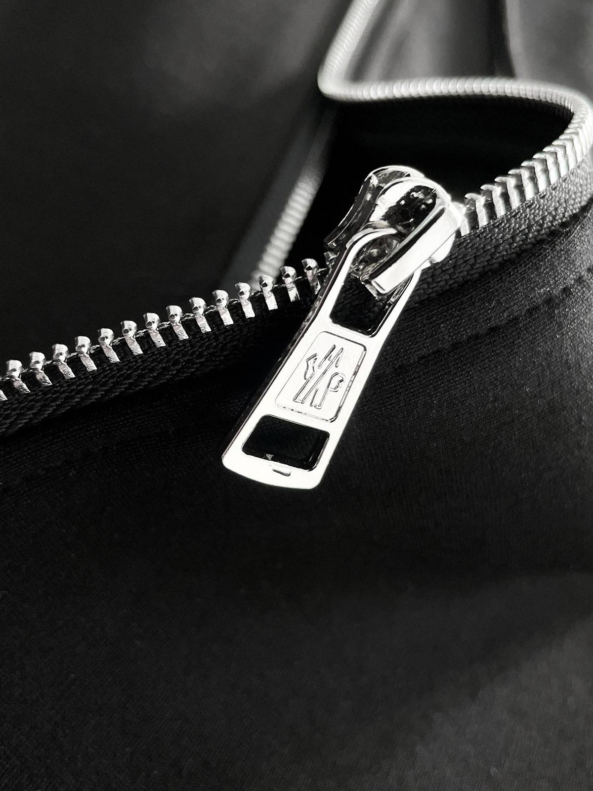 MONCLER モンクレール メンズ セットアップ ジップパーカー ロゴワッペン サイドライン ブラック - 画像 4