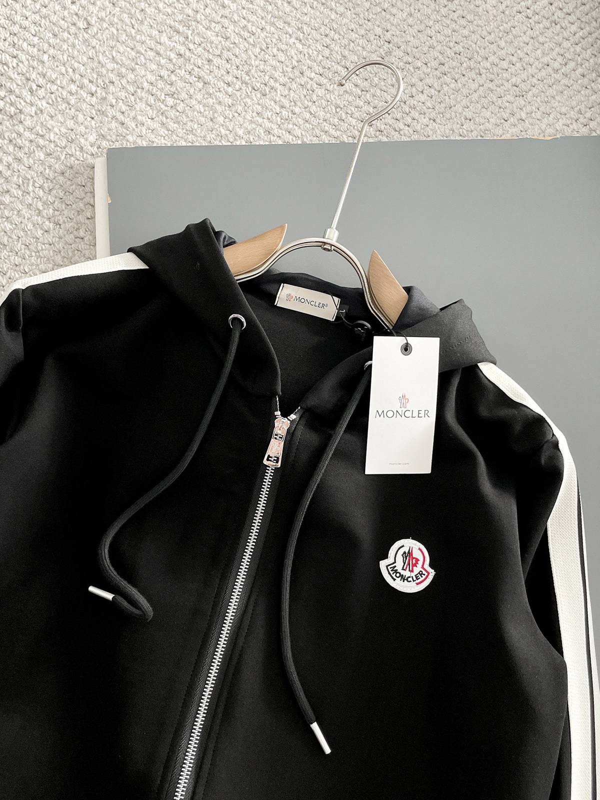 MONCLER モンクレール メンズ セットアップ ジップパーカー ロゴワッペン サイドライン ブラック - 画像 5
