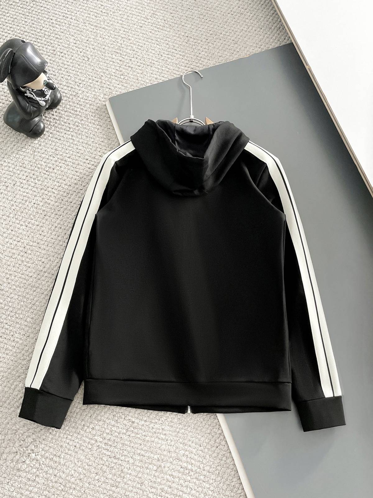 MONCLER モンクレール メンズ セットアップ ジップパーカー ロゴワッペン サイドライン ブラック - 画像 8