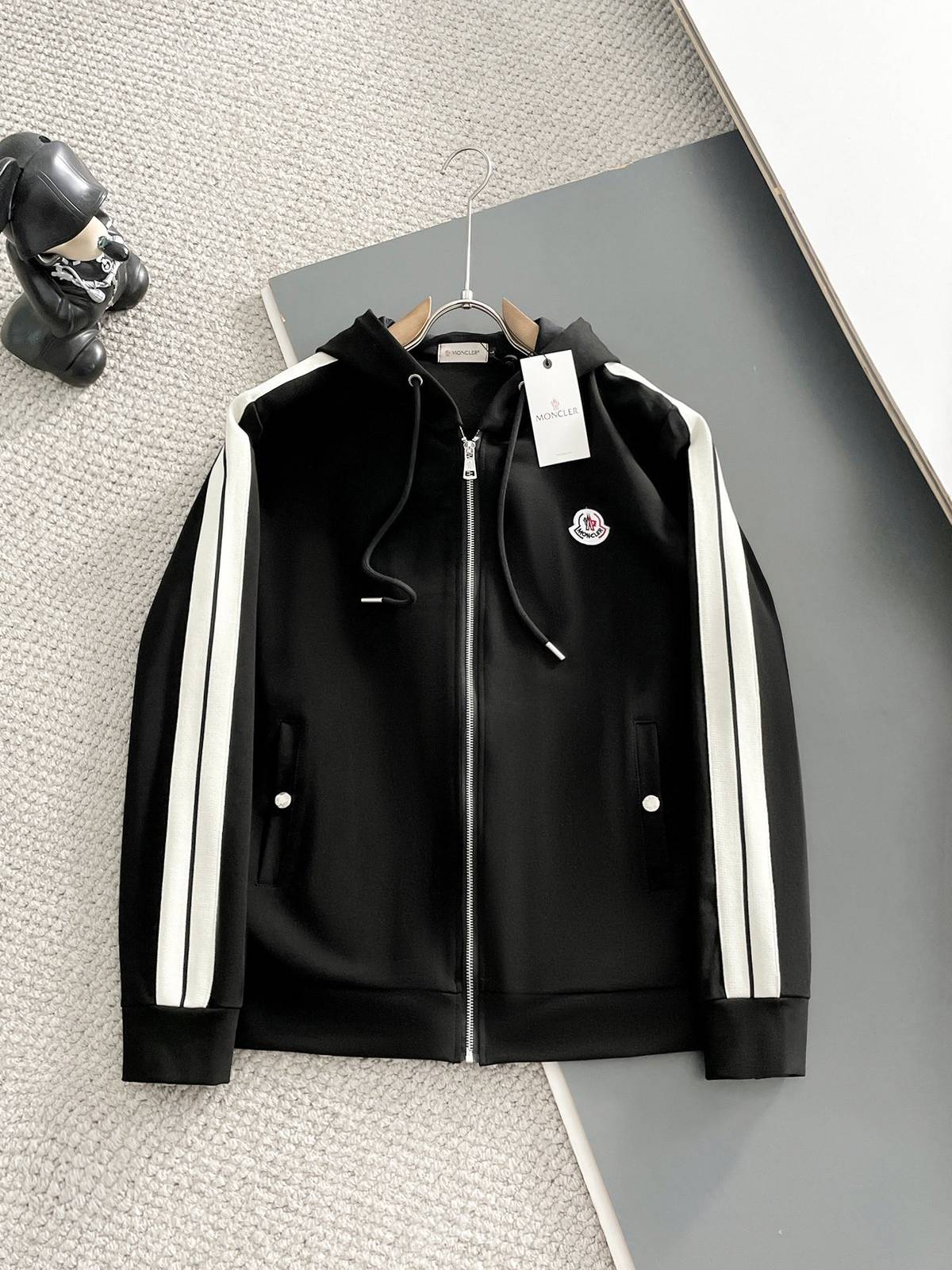 MONCLER モンクレール メンズ セットアップ ジップパーカー ロゴワッペン サイドライン ブラック - 画像 9