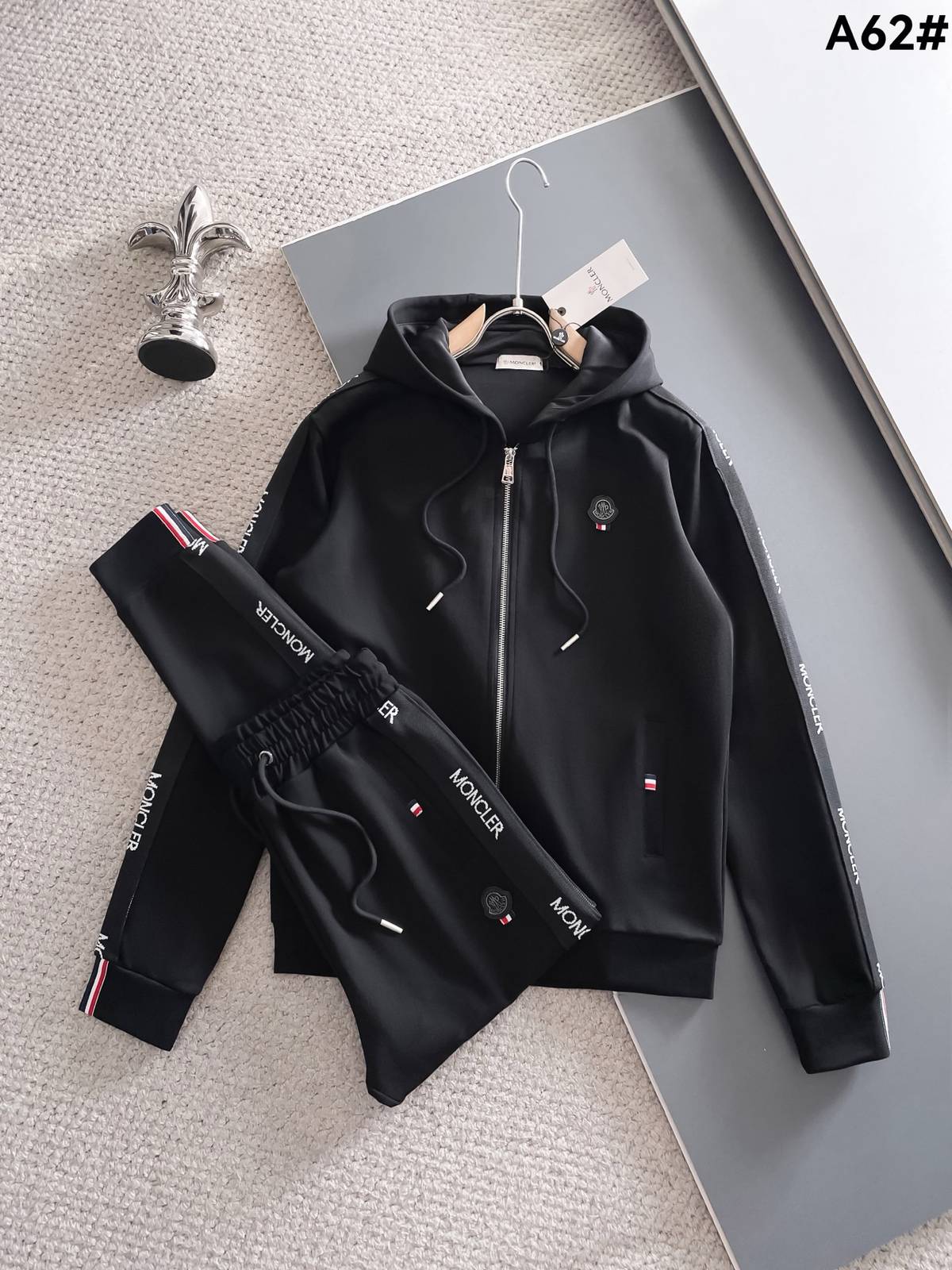 MONCLER モンクレール メンズ セットアップ ジップパーカー ロゴワッペン ロゴテープ トラックパンツ 秋冬 ブラック