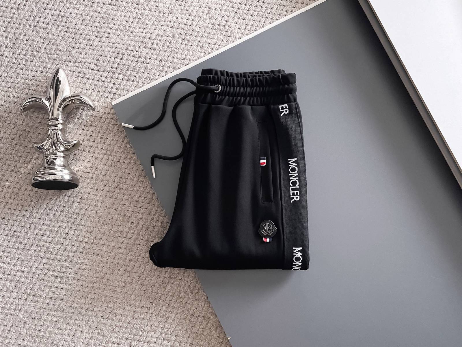 MONCLER モンクレール メンズ セットアップ ジップパーカー ロゴワッペン ロゴテープ トラックパンツ 秋冬 ブラック - 画像 2