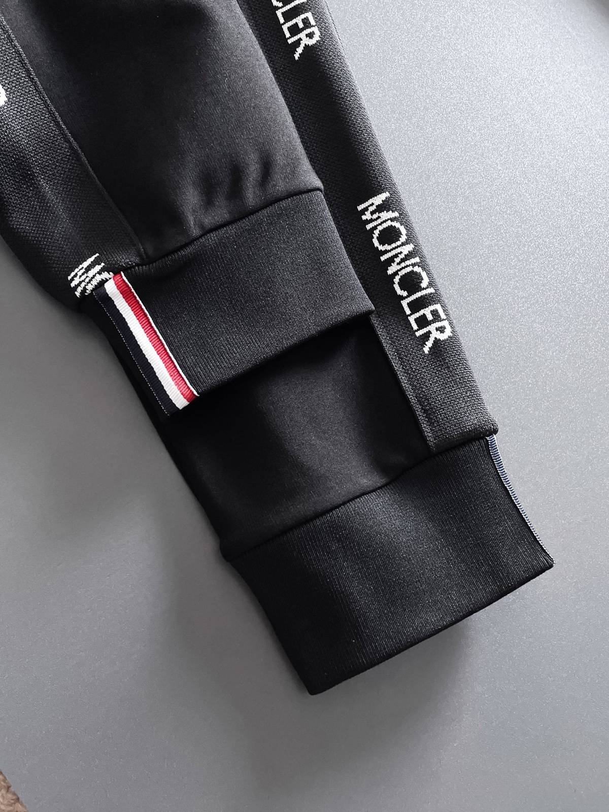 MONCLER モンクレール メンズ セットアップ ジップパーカー ロゴワッペン ロゴテープ トラックパンツ 秋冬 ブラック - 画像 3