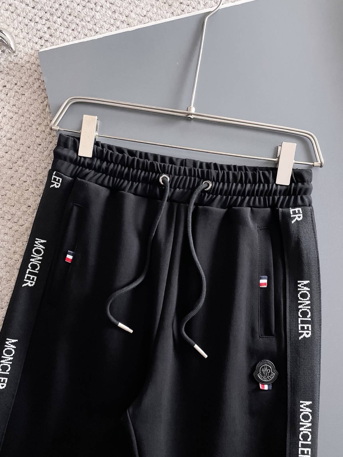 MONCLER モンクレール メンズ セットアップ ジップパーカー ロゴワッペン ロゴテープ トラックパンツ 秋冬 ブラック - 画像 4