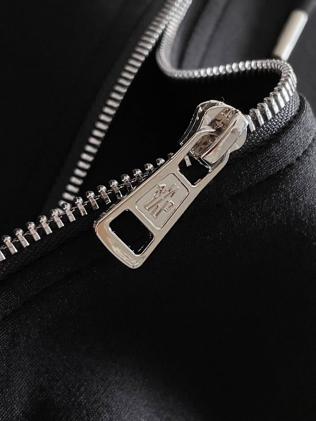 MONCLER モンクレール メンズ セットアップ ジップパーカー ロゴワッペン ロゴテープ トラックパンツ 秋冬 ブラック - 画像 5