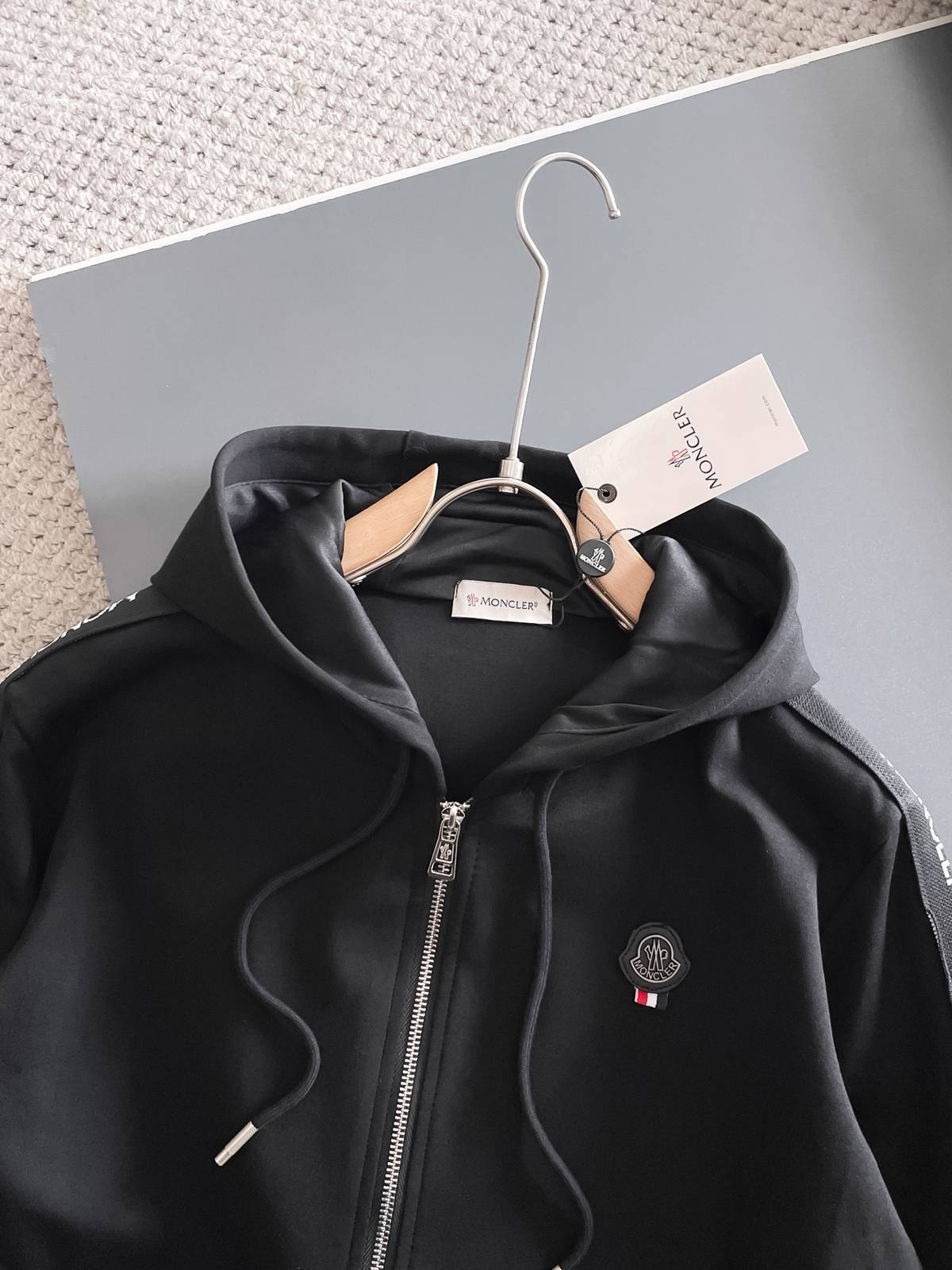 MONCLER モンクレール メンズ セットアップ ジップパーカー ロゴワッペン ロゴテープ トラックパンツ 秋冬 ブラック - 画像 7
