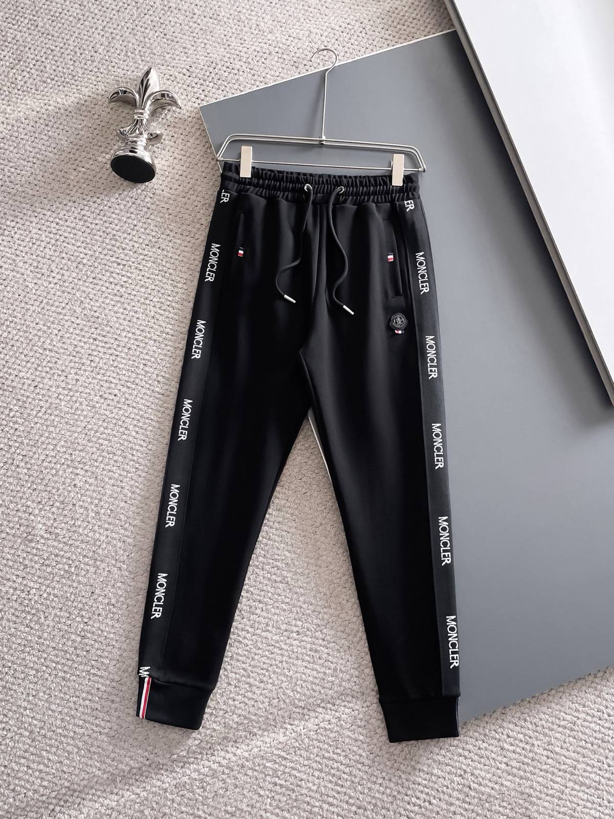 MONCLER モンクレール メンズ セットアップ ジップパーカー ロゴワッペン ロゴテープ トラックパンツ 秋冬 ブラック - 画像 8