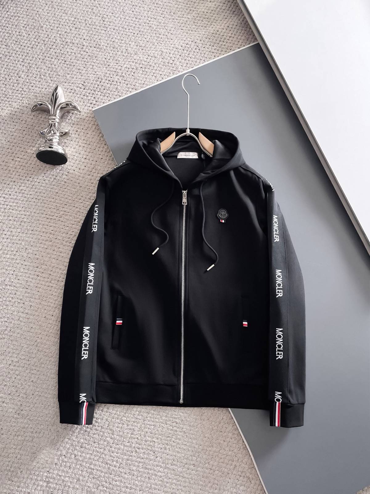 MONCLER モンクレール メンズ セットアップ ジップパーカー ロゴワッペン ロゴテープ トラックパンツ 秋冬 ブラック - 画像 9
