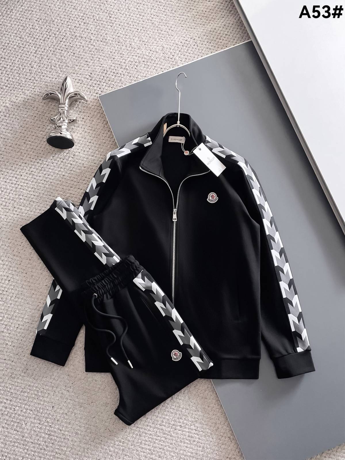 MONCLER モンクレール メンズ セットアップ ジップアップパーカー ロゴワッペン ロゴテープ スポーツウェア 黒