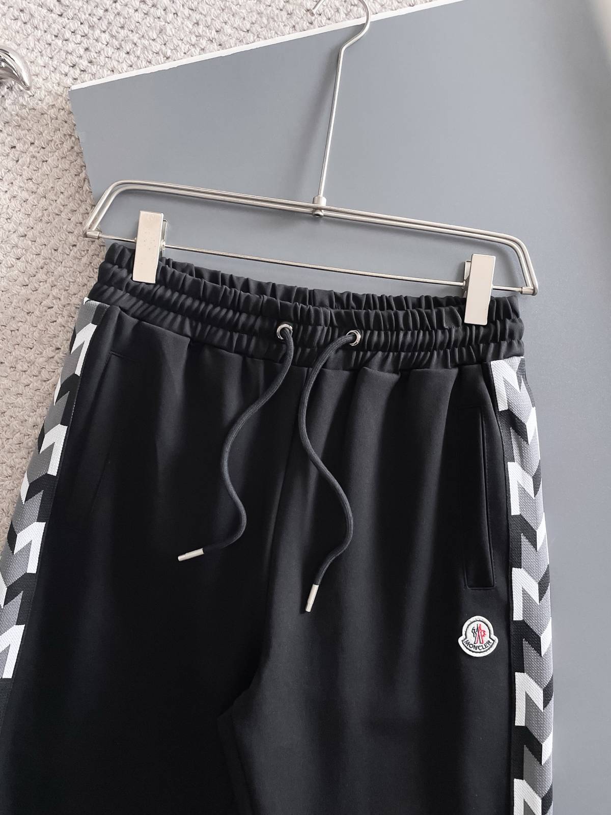 MONCLER モンクレール メンズ セットアップ ジップアップパーカー ロゴワッペン ロゴテープ スポーツウェア 黒 - 画像 2