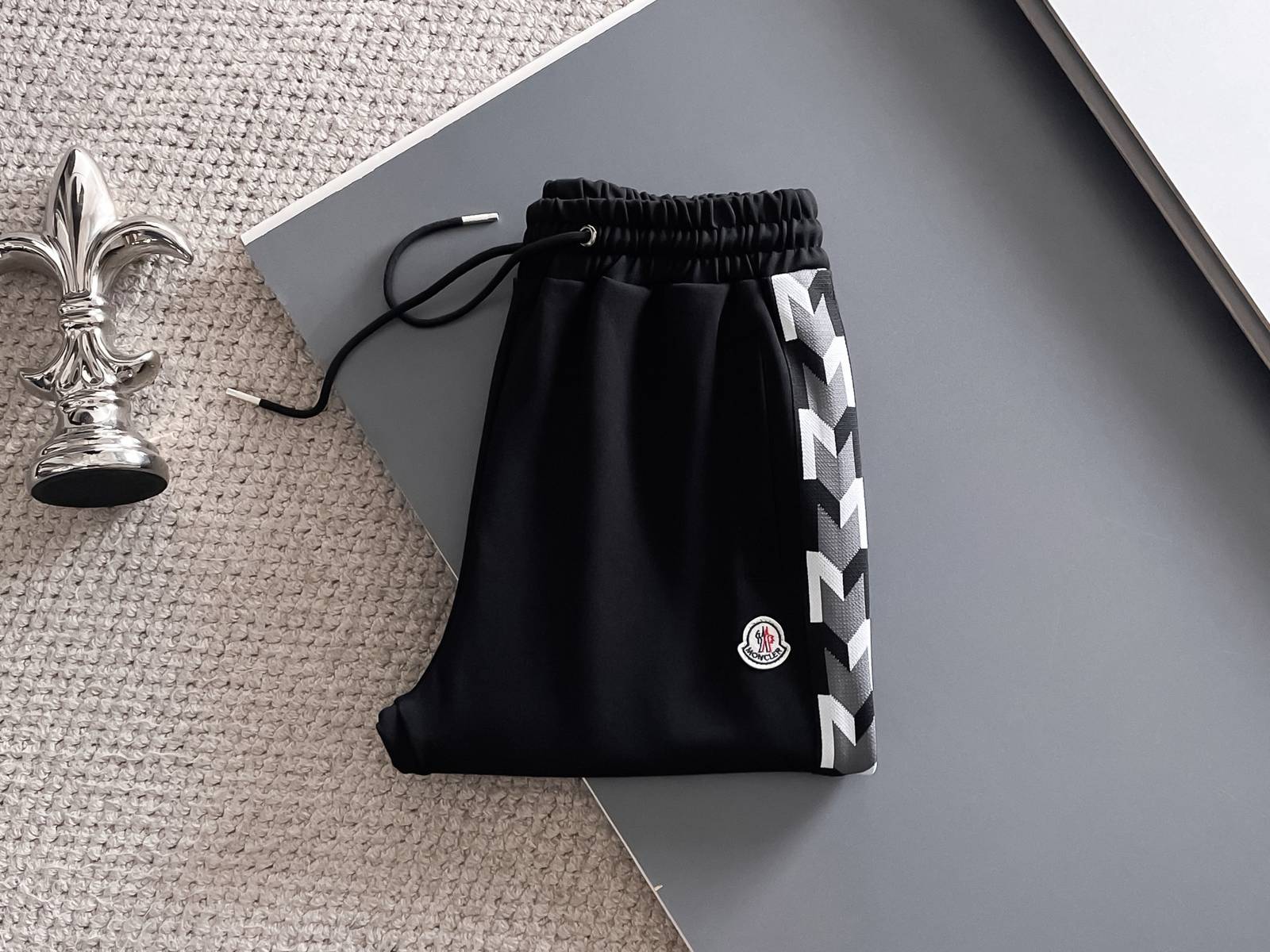 MONCLER モンクレール メンズ セットアップ ジップアップパーカー ロゴワッペン ロゴテープ スポーツウェア 黒 - 画像 3