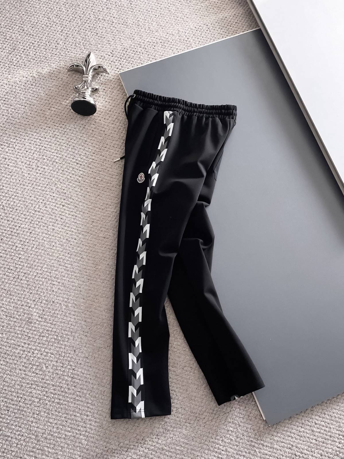 MONCLER モンクレール メンズ セットアップ ジップアップパーカー ロゴワッペン ロゴテープ スポーツウェア 黒 - 画像 4