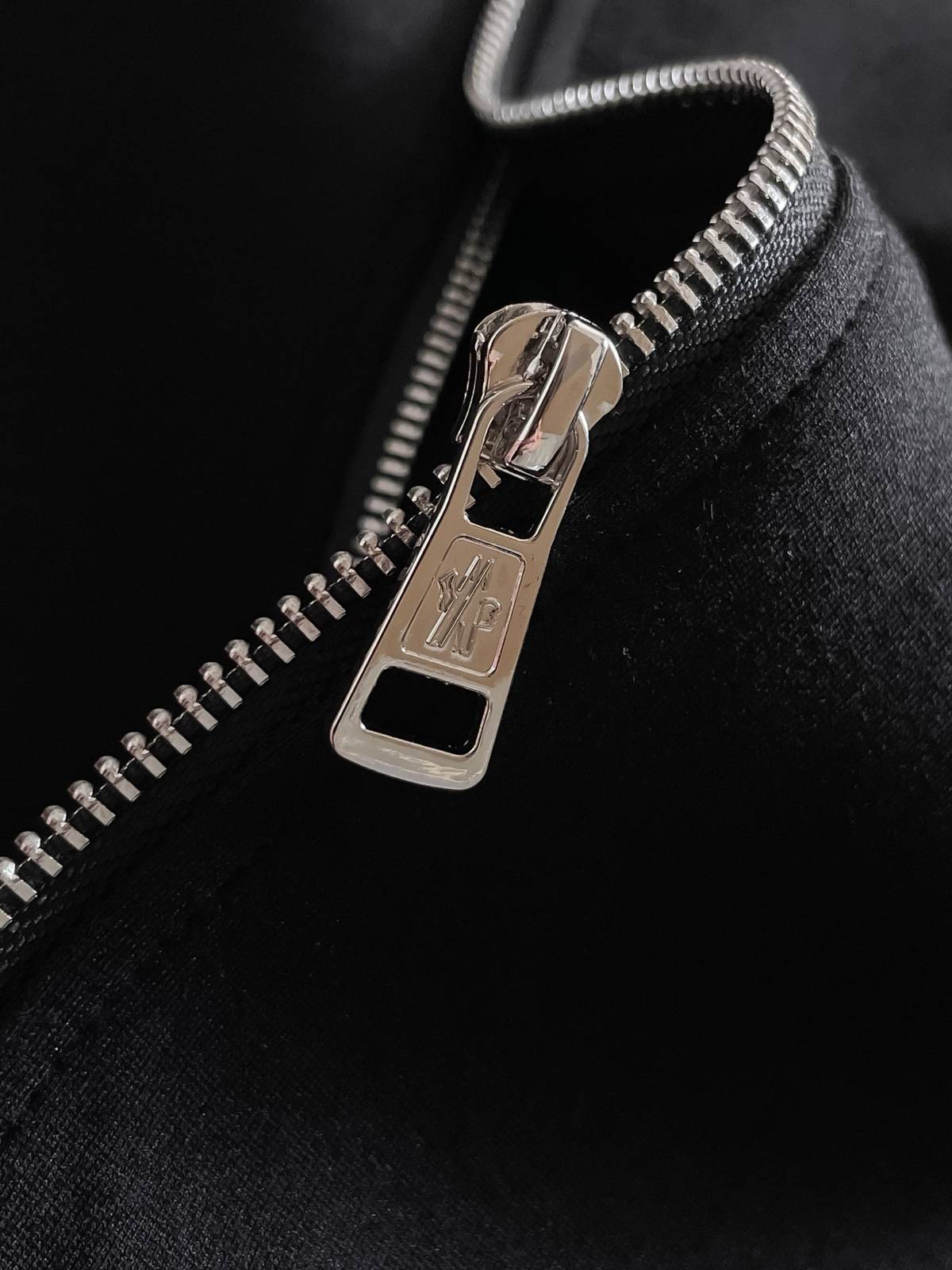 MONCLER モンクレール メンズ セットアップ ジップアップパーカー ロゴワッペン ロゴテープ スポーツウェア 黒 - 画像 6
