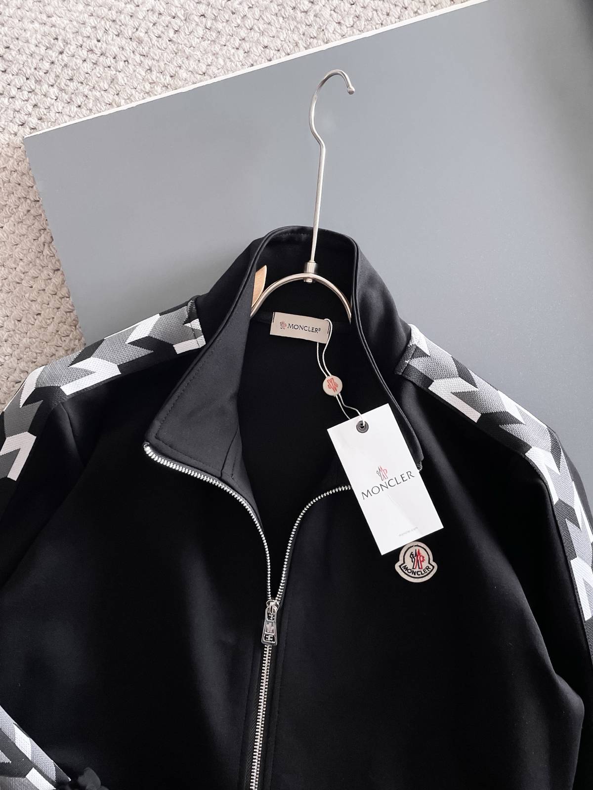 MONCLER モンクレール メンズ セットアップ ジップアップパーカー ロゴワッペン ロゴテープ スポーツウェア 黒 - 画像 7