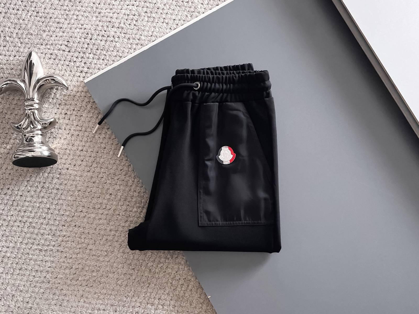MONCLER モンクレール メンズ セットアップ ジップパーカー ロゴワッペン ブラック - 画像 2