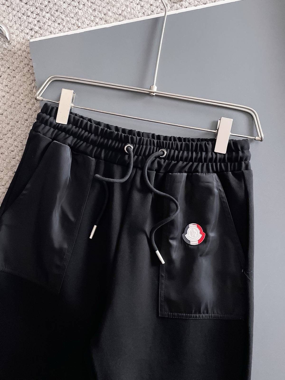 MONCLER モンクレール メンズ セットアップ ジップパーカー ロゴワッペン ブラック - 画像 3