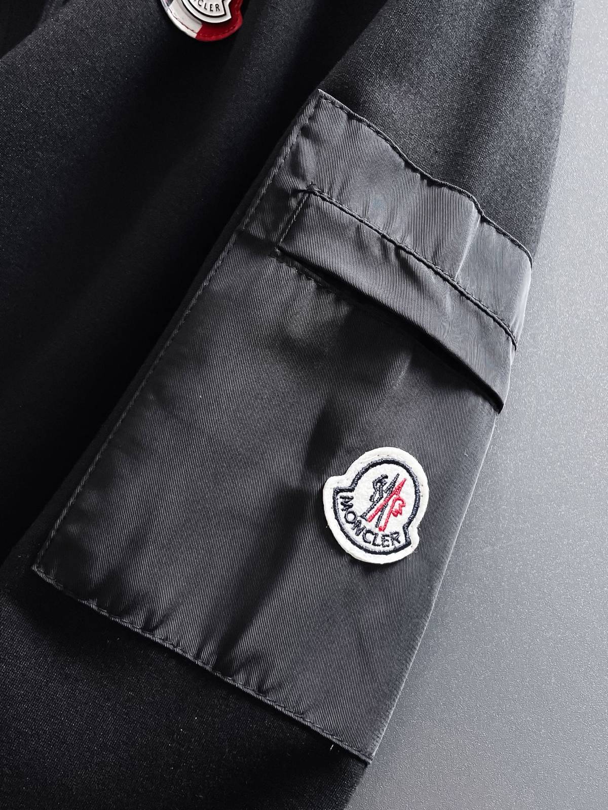 MONCLER モンクレール メンズ セットアップ ジップパーカー ロゴワッペン ブラック - 画像 4