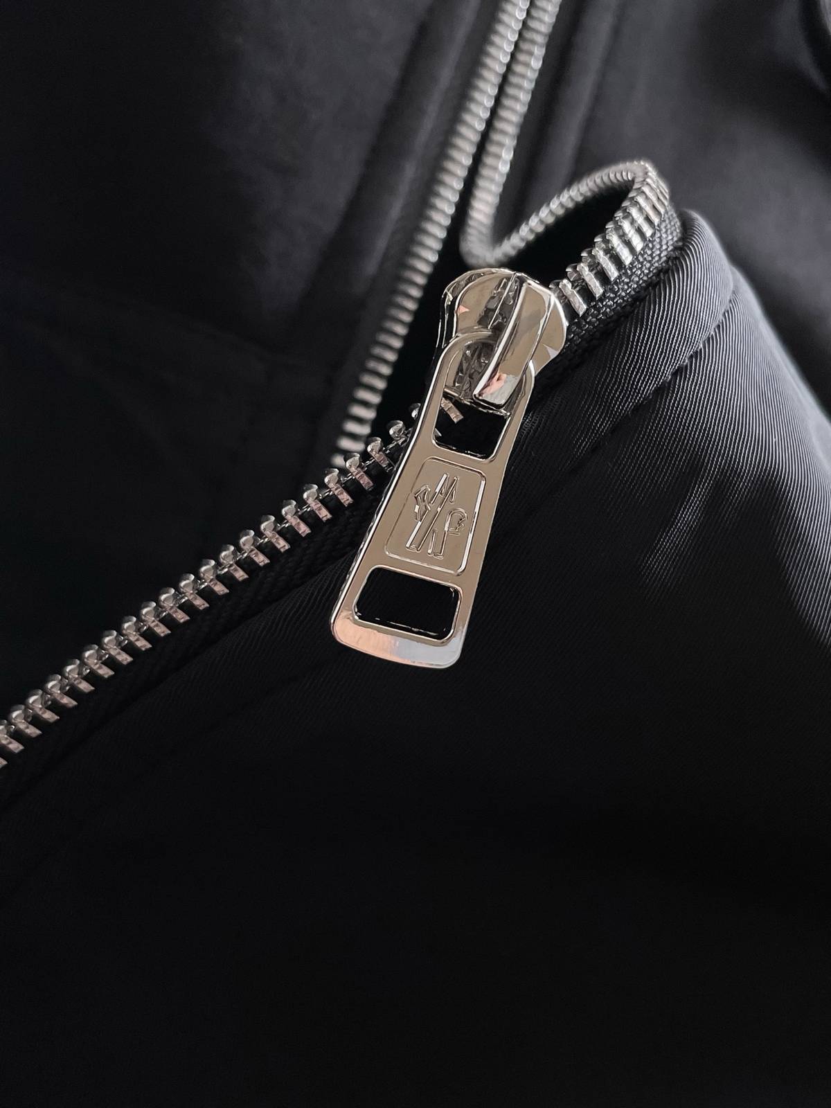 MONCLER モンクレール メンズ セットアップ ジップパーカー ロゴワッペン ブラック - 画像 5