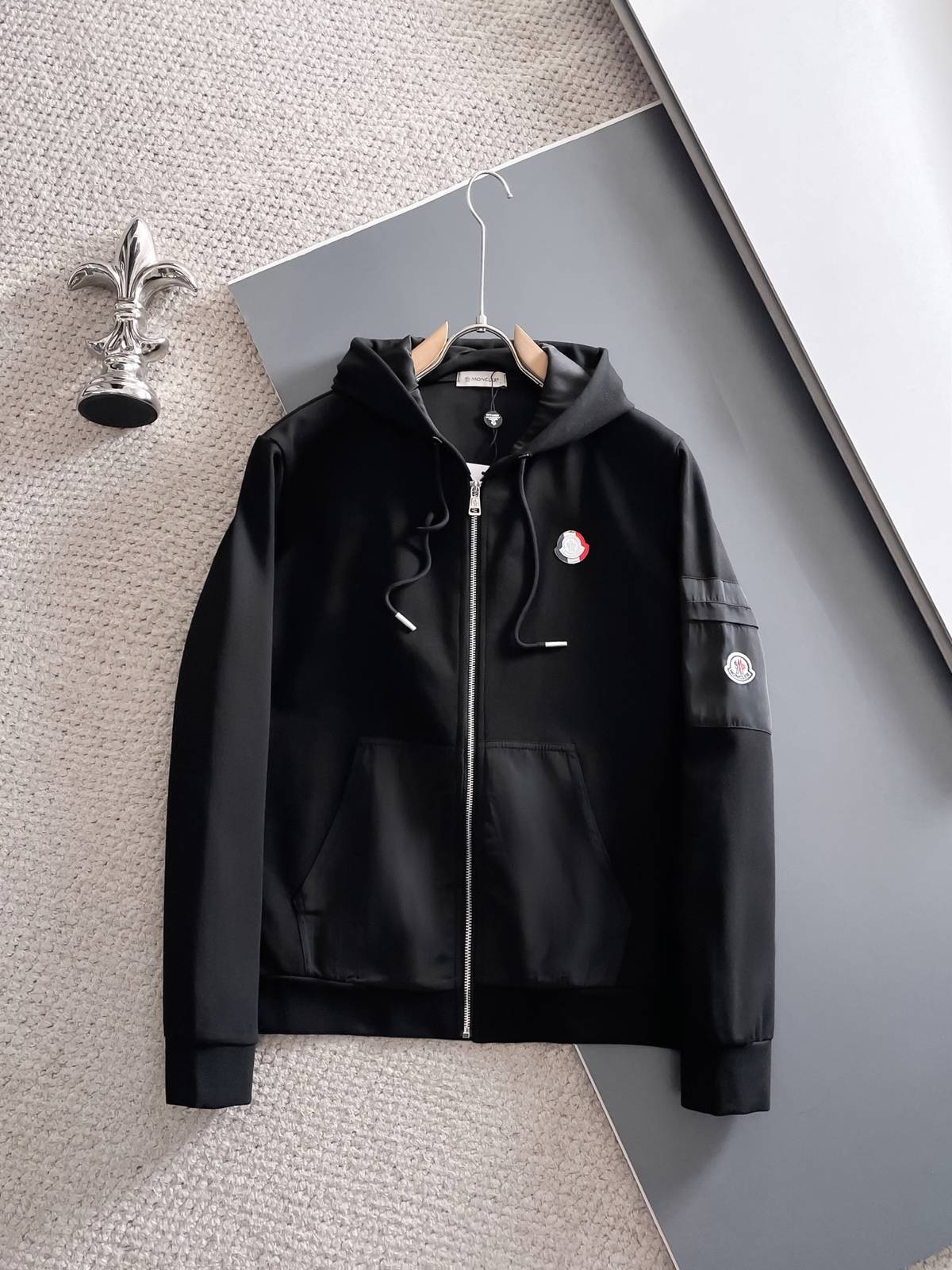 MONCLER モンクレール メンズ セットアップ ジップパーカー ロゴワッペン ブラック - 画像 9