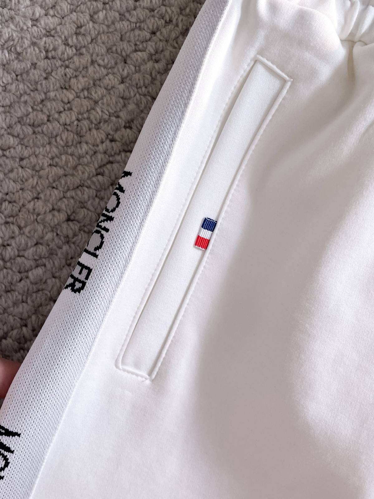 MONCLER モンクレール メンズ セットアップ ジップアップパーカー ロゴテープ ロゴワッペン スポーツウェア ワンマイルウェア ホワイト - 画像 2