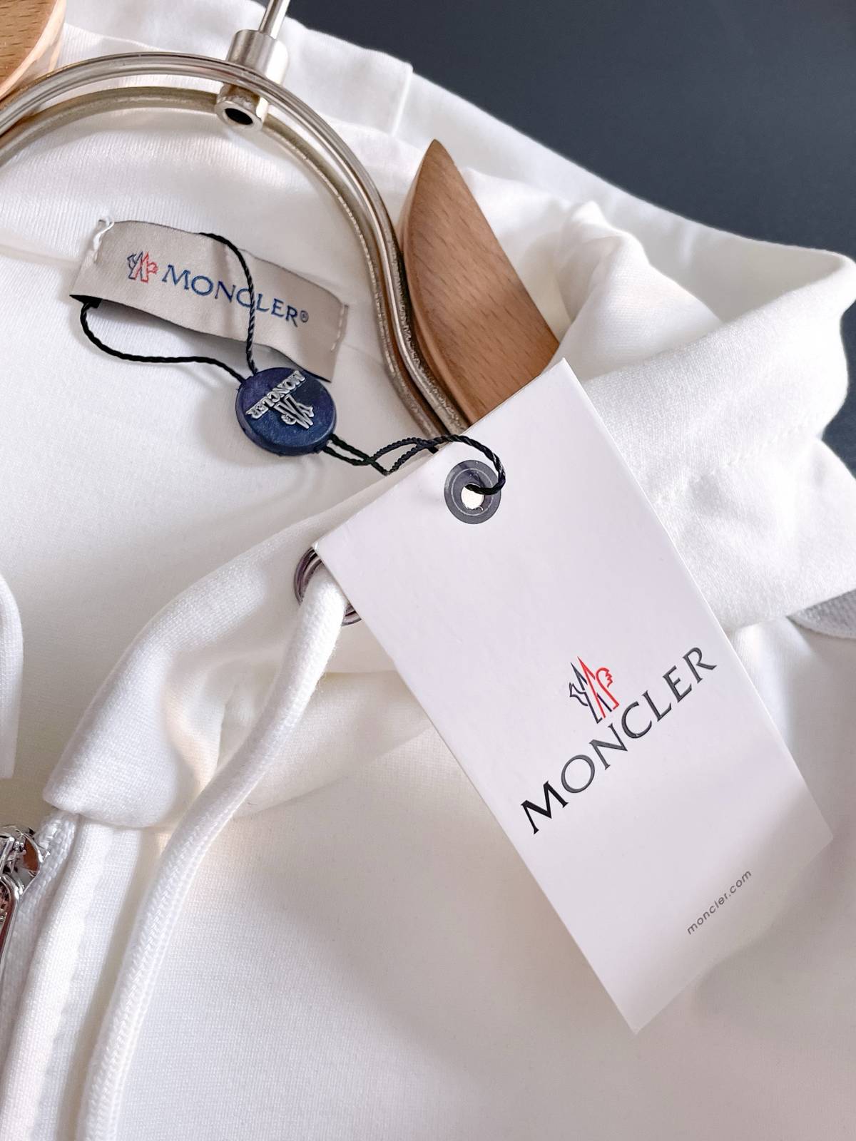 MONCLER モンクレール メンズ セットアップ ジップアップパーカー ロゴテープ ロゴワッペン スポーツウェア ワンマイルウェア ホワイト - 画像 4