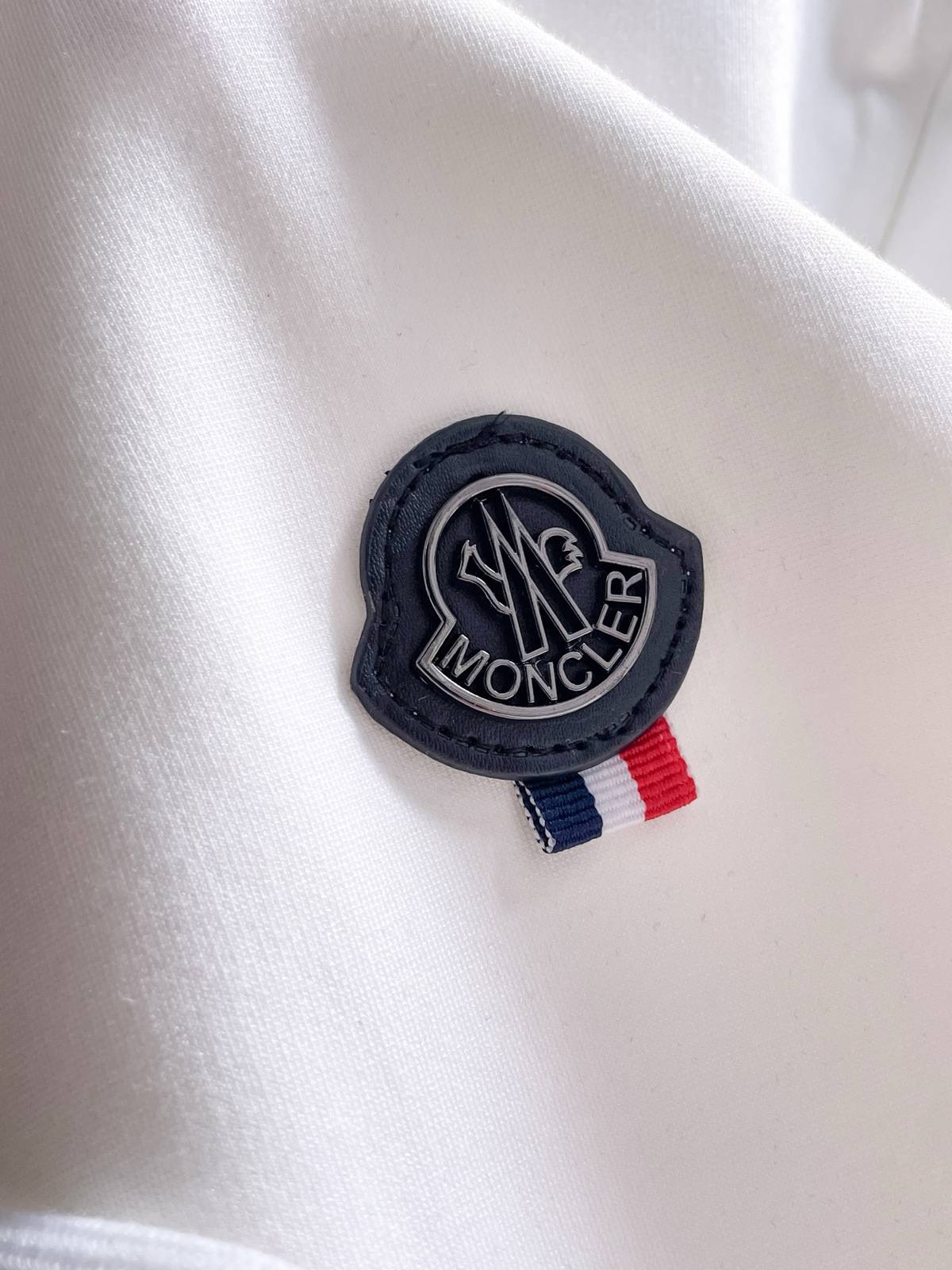 MONCLER モンクレール メンズ セットアップ ジップアップパーカー ロゴテープ ロゴワッペン スポーツウェア ワンマイルウェア ホワイト - 画像 6
