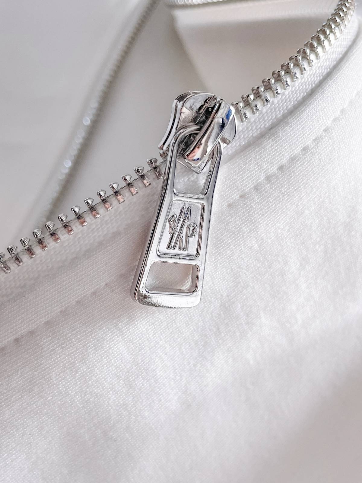 MONCLER モンクレール メンズ セットアップ ジップアップパーカー ロゴテープ ロゴワッペン スポーツウェア ワンマイルウェア ホワイト - 画像 7