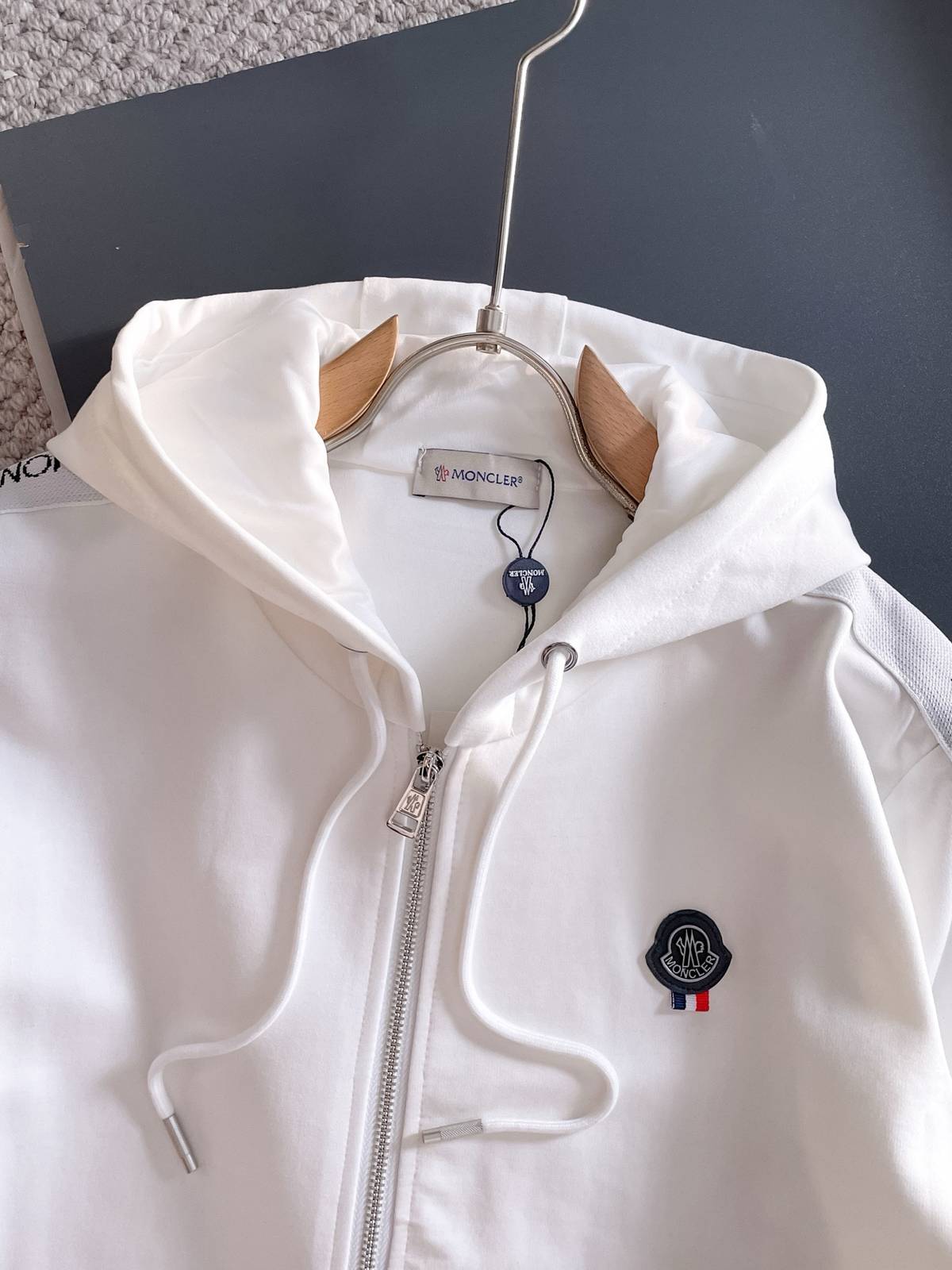 MONCLER モンクレール メンズ セットアップ ジップアップパーカー ロゴテープ ロゴワッペン スポーツウェア ワンマイルウェア ホワイト - 画像 8