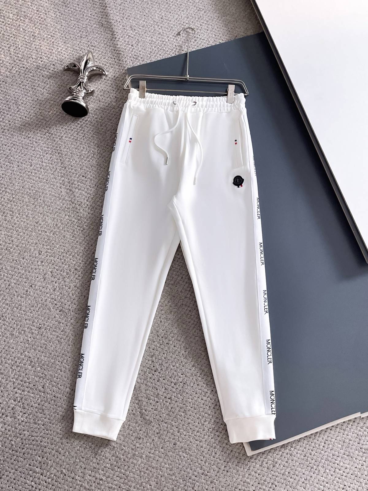 MONCLER モンクレール メンズ セットアップ ジップアップパーカー ロゴテープ ロゴワッペン スポーツウェア ワンマイルウェア ホワイト - 画像 11