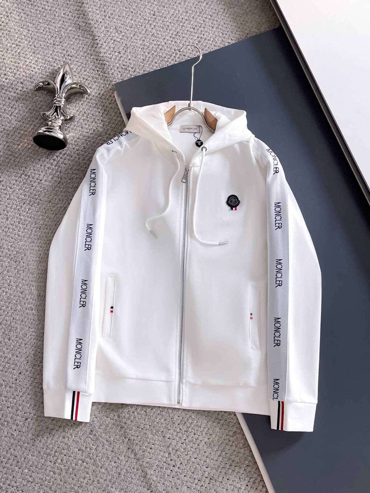 MONCLER モンクレール メンズ セットアップ ジップアップパーカー ロゴテープ ロゴワッペン スポーツウェア ワンマイルウェア ホワイト - 画像 13