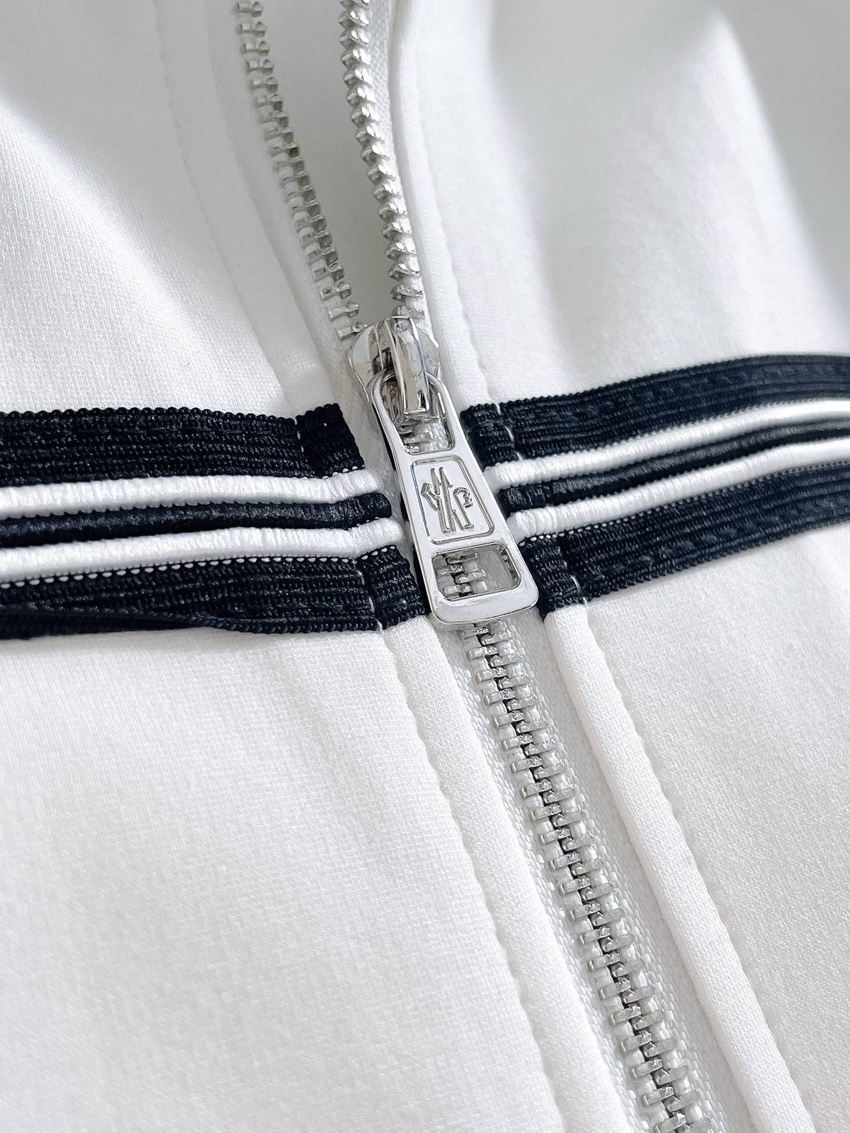 MONCLER モンクレール メンズ セットアップ ジップアップパーカー ロゴワッペン サイドライン スポーツウェア 秋冬 ホワイト - 画像 2