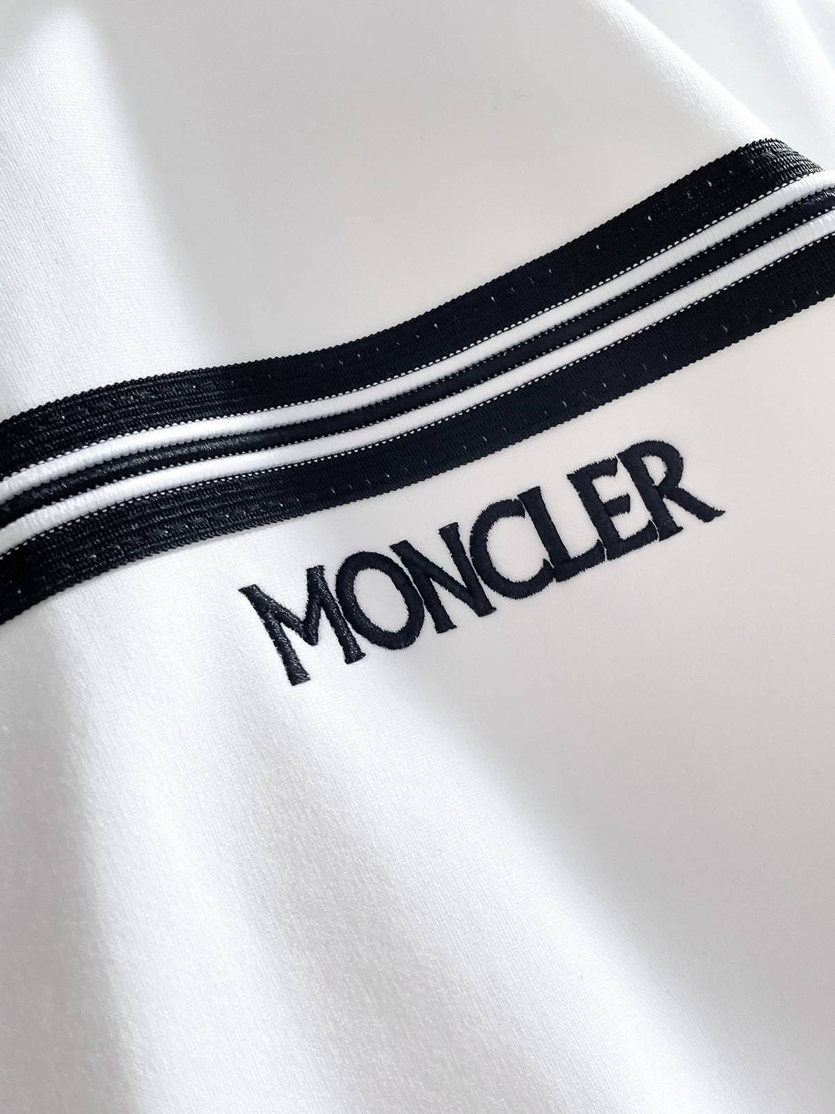 MONCLER モンクレール メンズ セットアップ ジップアップパーカー ロゴワッペン サイドライン スポーツウェア 秋冬 ホワイト - 画像 3