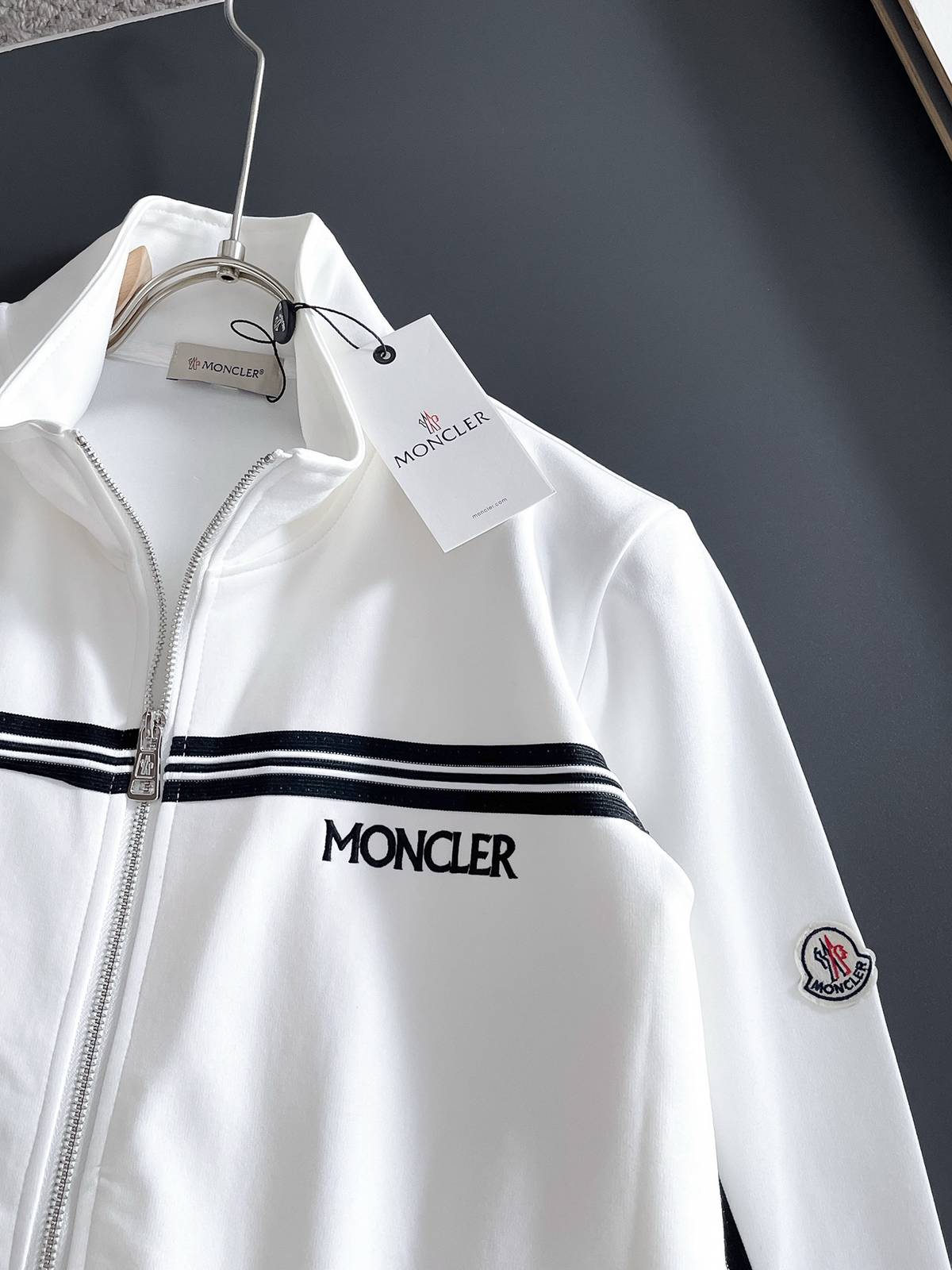 MONCLER モンクレール メンズ セットアップ ジップアップパーカー ロゴワッペン サイドライン スポーツウェア 秋冬 ホワイト - 画像 4