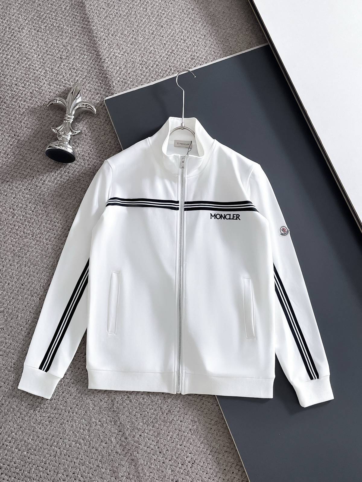 MONCLER モンクレール メンズ セットアップ ジップアップパーカー ロゴワッペン サイドライン スポーツウェア 秋冬 ホワイト - 画像 9