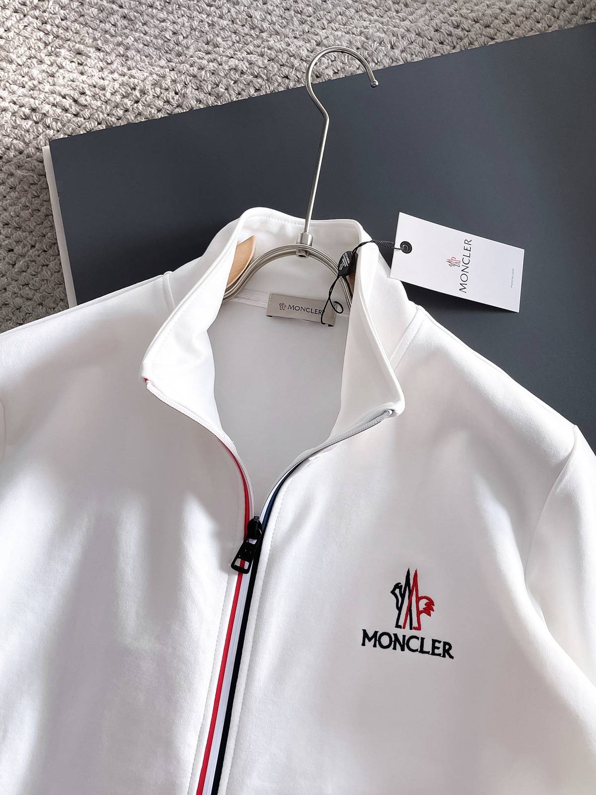 MONCLER モンクレール メンズ セットアップ ジップアップパーカー ロゴワッペン ロゴテープ スポーツウェア ホワイト - 画像 2