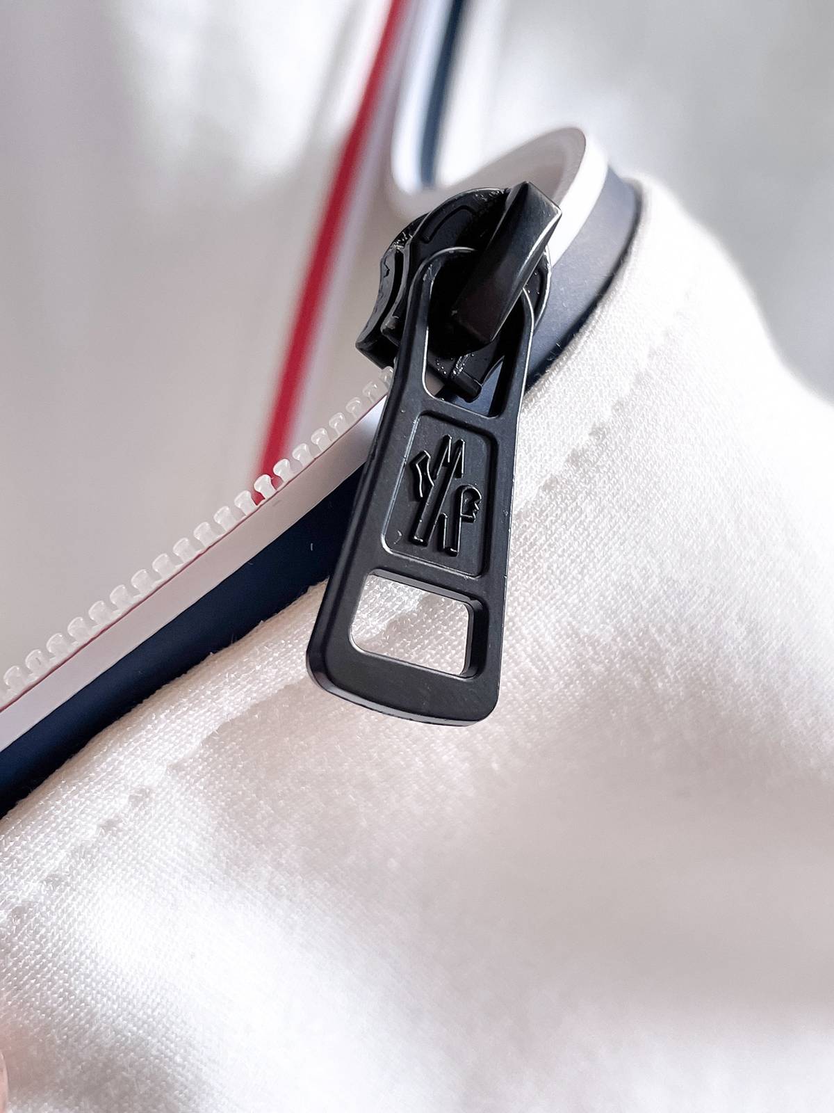 MONCLER モンクレール メンズ セットアップ ジップアップパーカー ロゴワッペン ロゴテープ スポーツウェア ホワイト - 画像 4