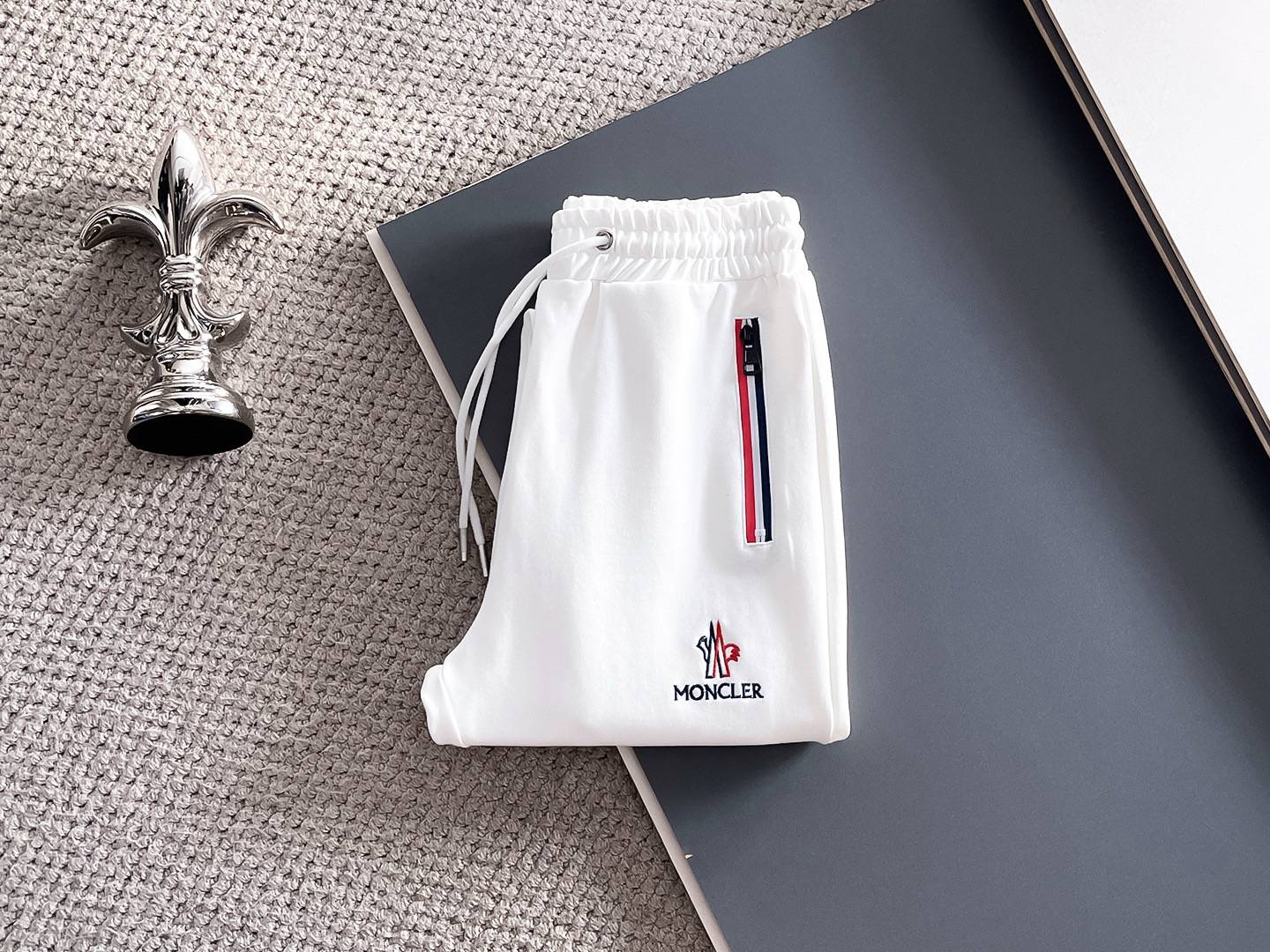 MONCLER モンクレール メンズ セットアップ ジップアップパーカー ロゴワッペン ロゴテープ スポーツウェア ホワイト - 画像 5