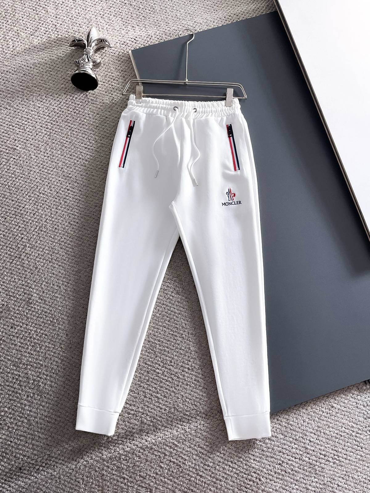MONCLER モンクレール メンズ セットアップ ジップアップパーカー ロゴワッペン ロゴテープ スポーツウェア ホワイト - 画像 7