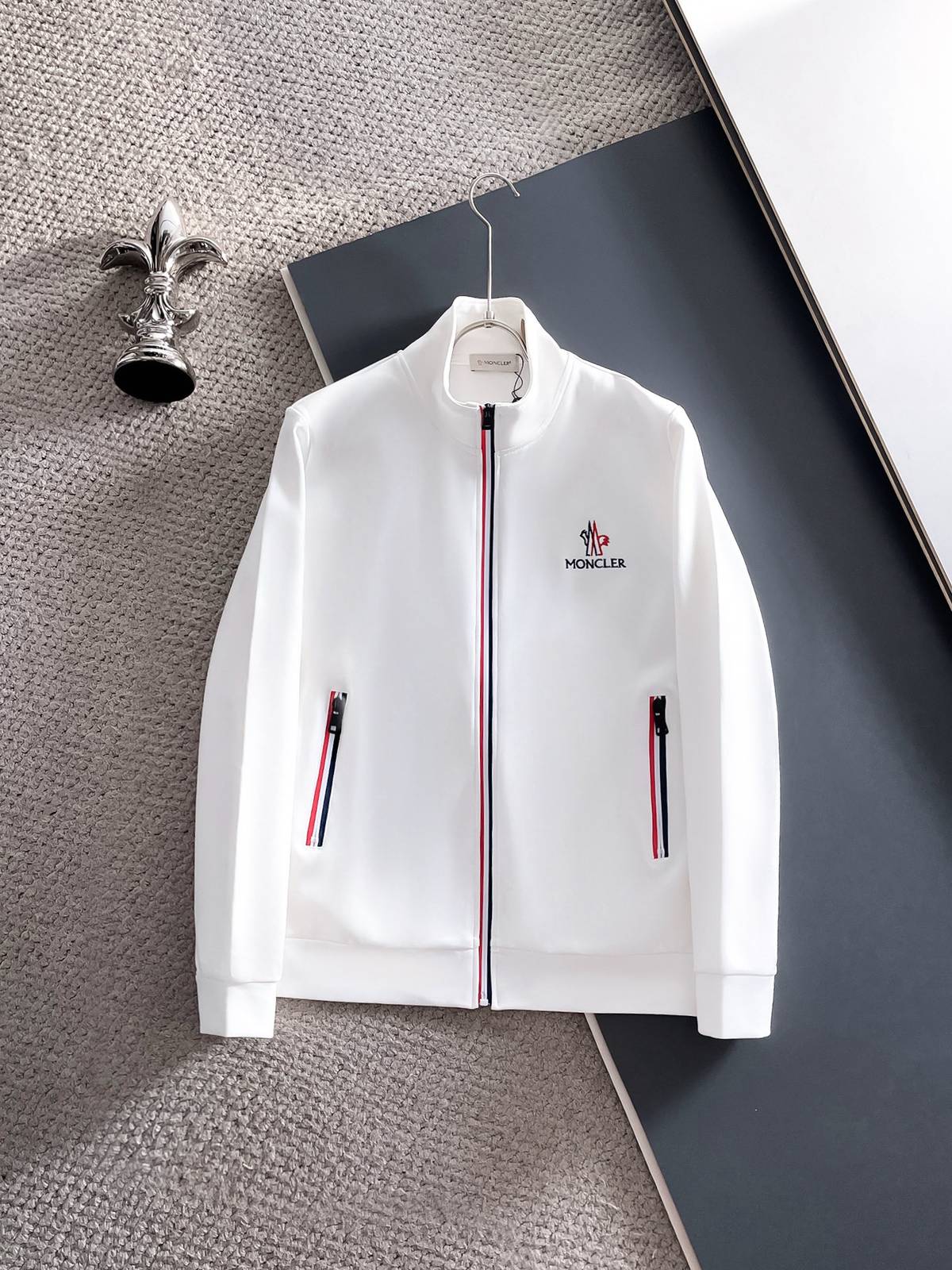 MONCLER モンクレール メンズ セットアップ ジップアップパーカー ロゴワッペン ロゴテープ スポーツウェア ホワイト - 画像 9