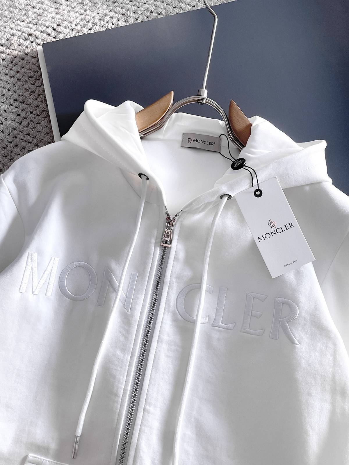 MONCLER モンクレール メンズ セットアップ ジップパーカー ロゴ刺繍 ワンマイルウェア 秋冬 ホワイト - 画像 3