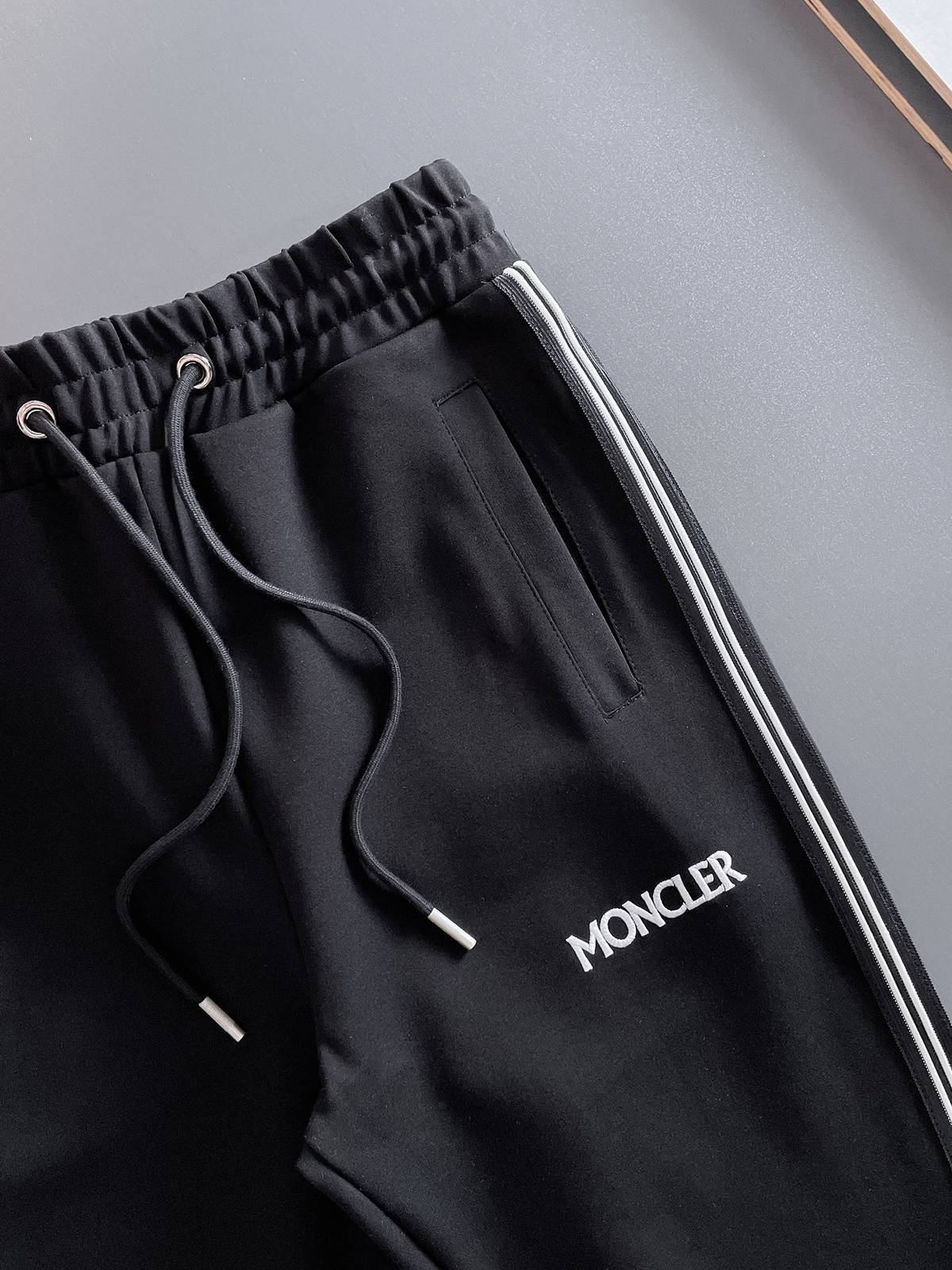 MONCLER モンクレール メンズ セットアップ ジップアップパーカー ロゴ刺繍 ロングスウェット ジャージ オールブラック - 画像 4