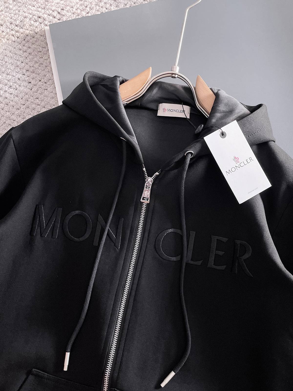 MONCLER モンクレール メンズ セットアップ ジップアップパーカー ロゴ刺繍 上下セット 秋冬 ブラック - 画像 3