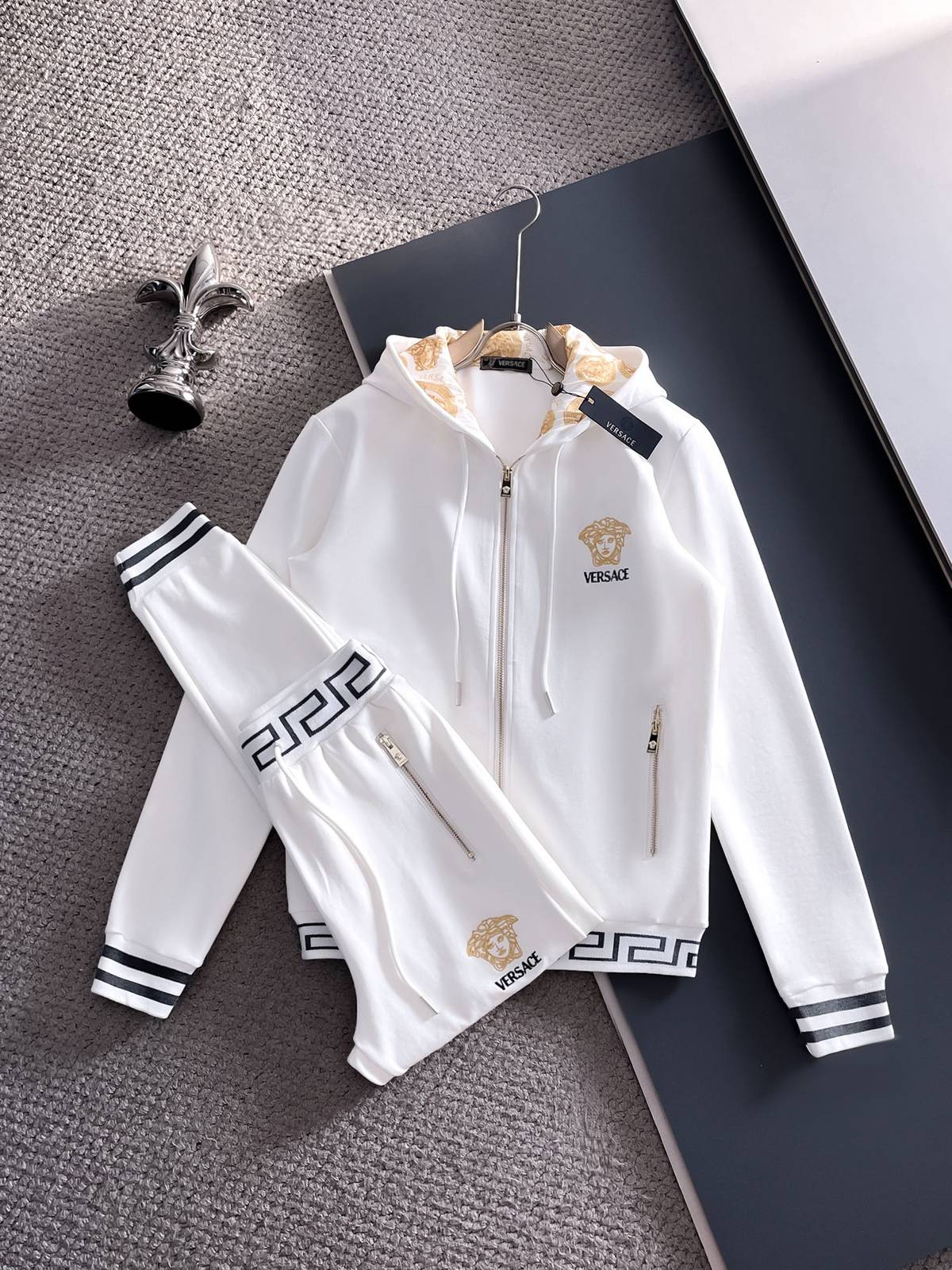 VERSACE ヴェルサーチ メンズ セットアップ ジップパーカー グレカ柄 ロゴワッペン ストリート ブラック