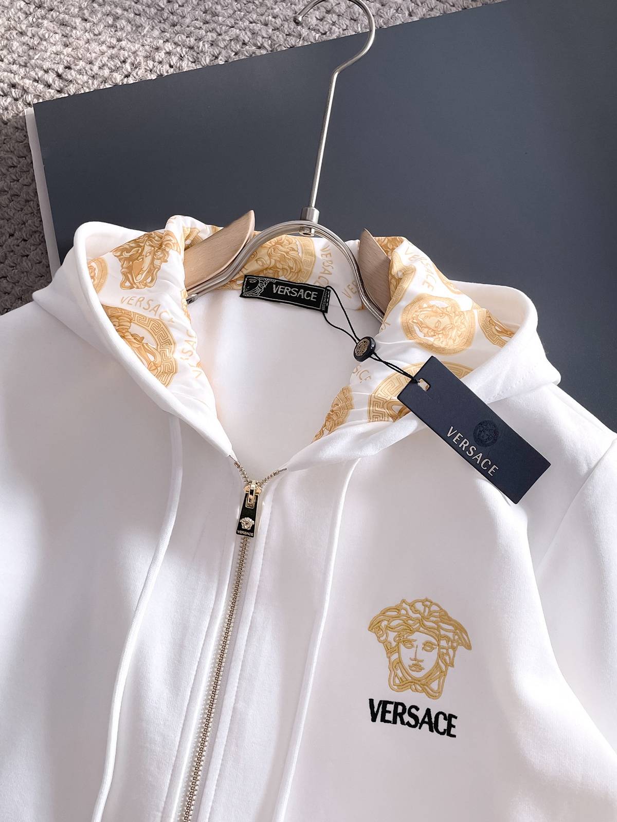 VERSACE ヴェルサーチ メンズ セットアップ ジップパーカー グレカ柄 ロゴワッペン ストリート ブラック - 画像 3