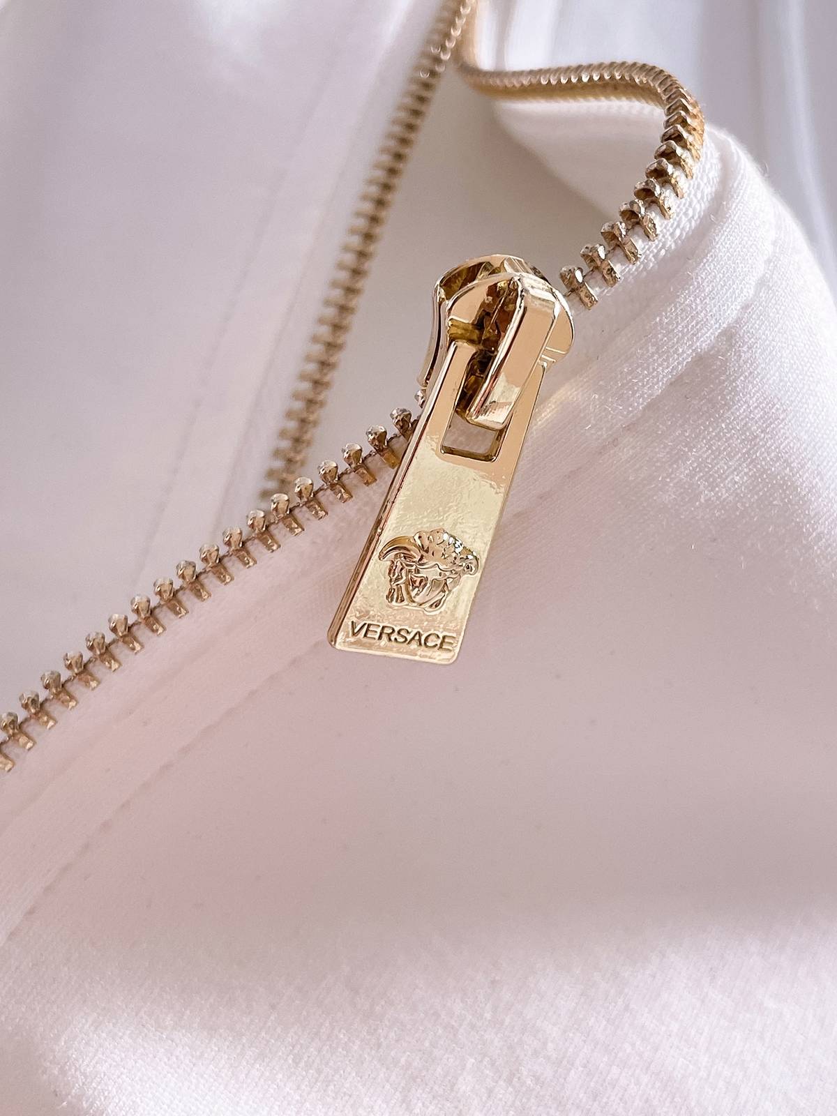 VERSACE ヴェルサーチ メンズ セットアップ ジップパーカー グレカ柄 ロゴワッペン ストリート ブラック - 画像 4
