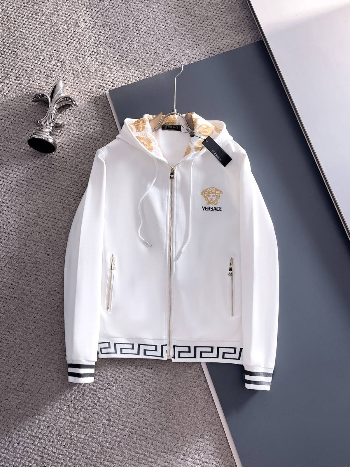 VERSACE ヴェルサーチ メンズ セットアップ ジップパーカー グレカ柄 ロゴワッペン ストリート ブラック - 画像 9