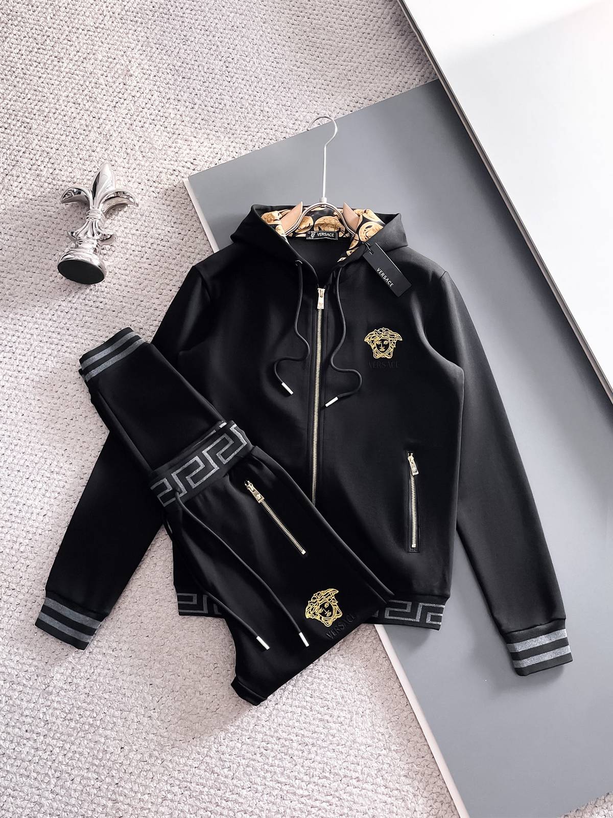 VERSACE ヴェルサーチ メンズ セットアップ ジップパーカー ロゴワッペン メディューサ ロゴ 黒