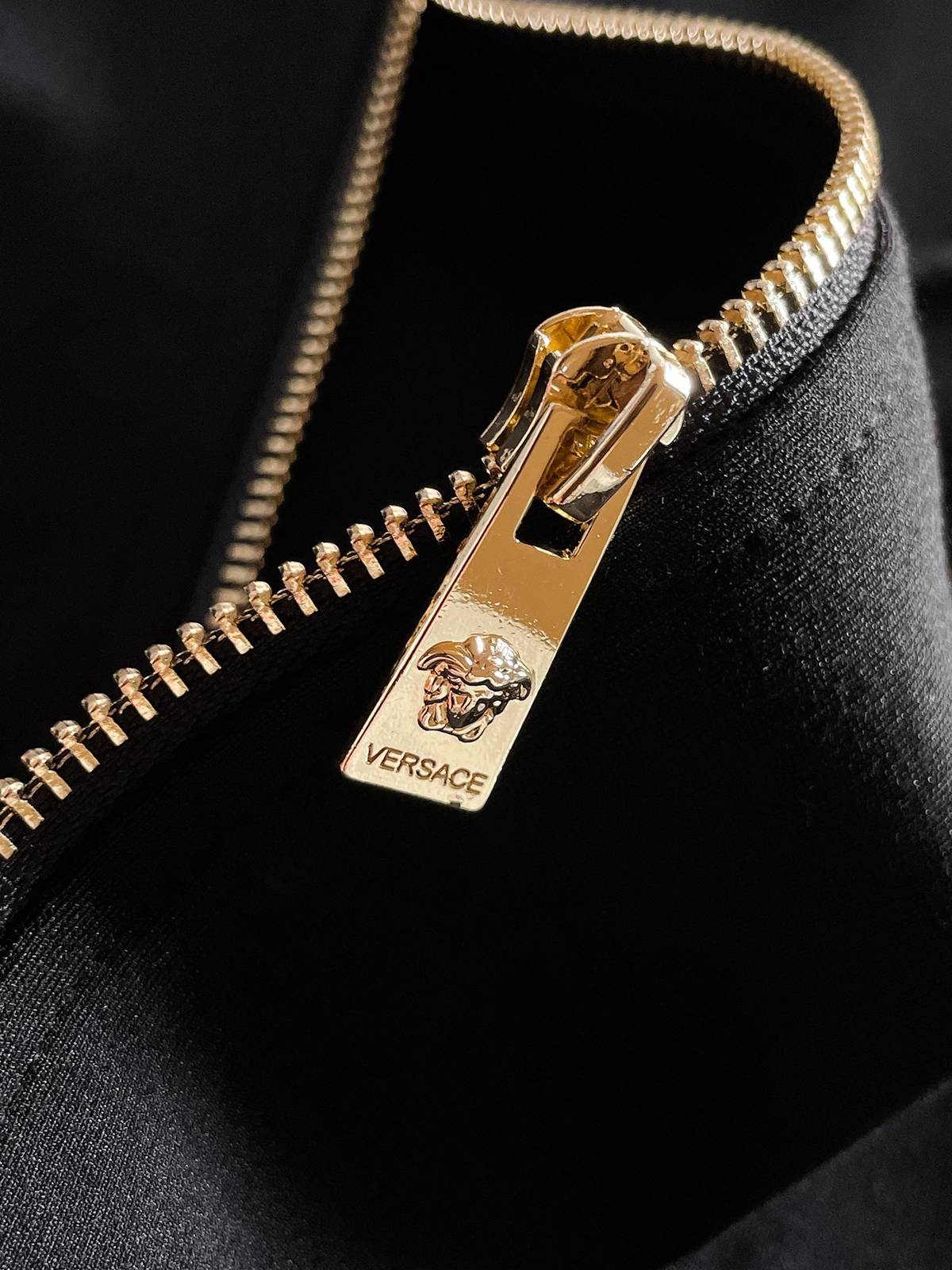 VERSACE ヴェルサーチ メンズ セットアップ ジップパーカー ロゴワッペン メディューサ ロゴ 黒 - 画像 2