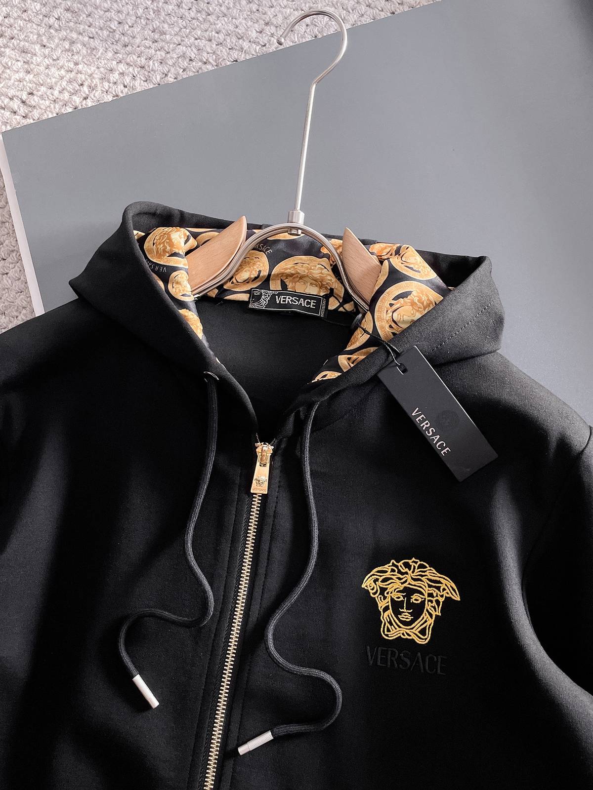 VERSACE ヴェルサーチ メンズ セットアップ ジップパーカー ロゴワッペン メディューサ ロゴ 黒 - 画像 3